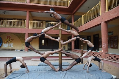 インド伝統の体操競技「マラカーンブ」
