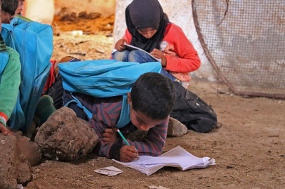椅子がなくても勉強したい！ シリア反体制派支配地域の子どもたち