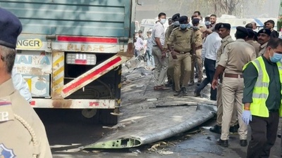 動画:インド西部で英ガトウィック行きのエア・インディア機墜落 242人搭乗