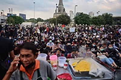 まるで「CIA」 デモ隊を先回りするタイの露天商