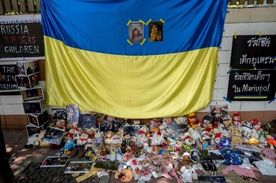 ロシア大使館前に人形、ウクライナ侵攻に抗議 バンコク