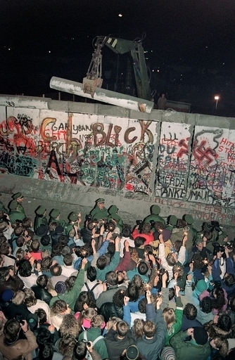 ベルリンの壁崩壊から20年、写真でふり返る熱狂