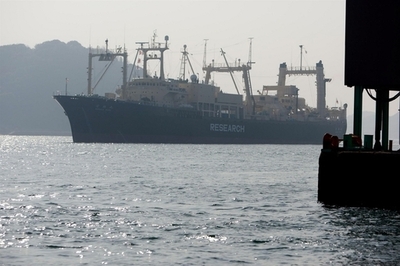 捕鯨船「日新丸」、南極海に向け出港