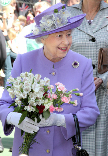 カール・ラガーフェルド、エリザベス女王の着こなしを「完璧」と絶賛