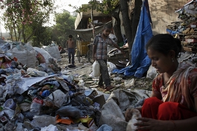 電子ごみ拾いで広がる健康被害、インドの貧困層