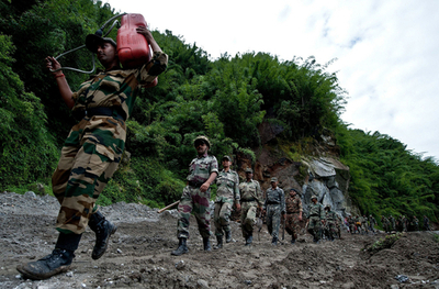 インド・シッキム州、道路寸断で地震の救助隊が立ち往生 各国の死者83人に