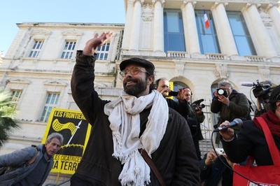 移民を助けるのは罪か…密入国手伝った男性、仏で裁判開始