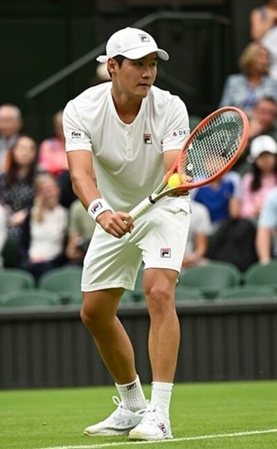 クォン・スンウが履いていた靴、口コミで品切れ…テニス衣類に刺さった – KOREA WAVE