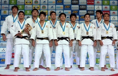 日本が団体戦で男女ともに金メダル、世界柔道