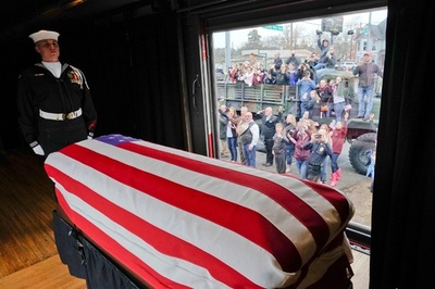 ブッシュ元大統領、地元テキサスで埋葬 夫人とまな娘の隣