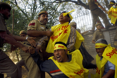 亡命チベット人、インド・ニューデリーの中国大使館に突入図る