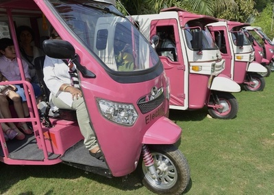 ピンク・リキシャで女性がデモ、パキスタン