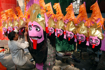 ヒンズー教祭典ナブラトリの儀式に向け、「魔王」の人形作り