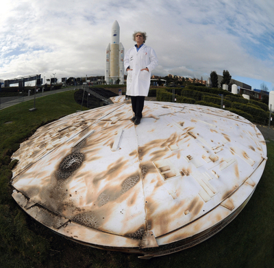 仏テーマパークに円盤墜落？新展覧会のエープリルフール