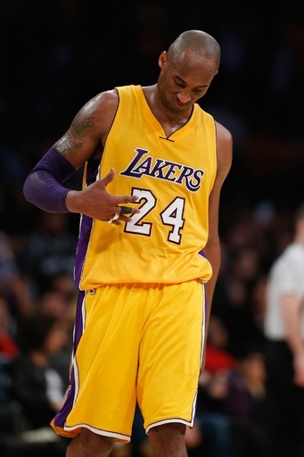 コービー、スパーズ戦で指脱臼もプレー続行 骨折はなし