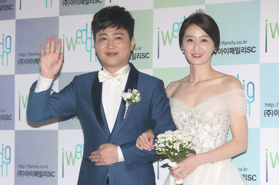 歌手のパク・ヒョンビン、4歳年下の一般女性と結婚