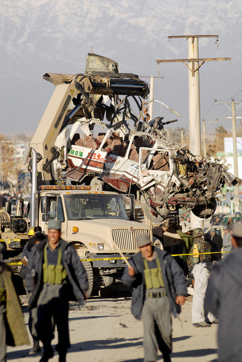 アフガニスタンで軍バスに自爆テロ、13人死亡