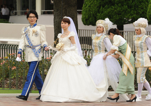 あなたもシンデレラになれる ディズニーランド初の結婚式 写真10枚 ファッション ニュースならmode Press Powered By Afpbb News