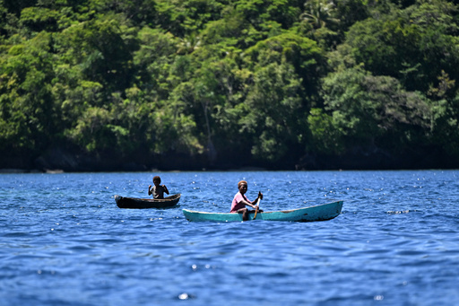 船沈没、空の容器にしがみつき「一日と一晩」漂流 ソロモン