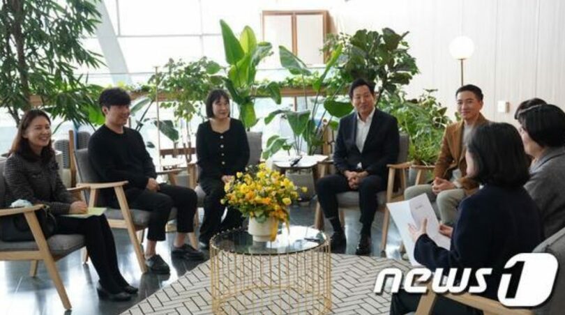 オ・セフン（呉世勲）ソウル市長が不妊治療に成功した夫婦らと話している(c)news1