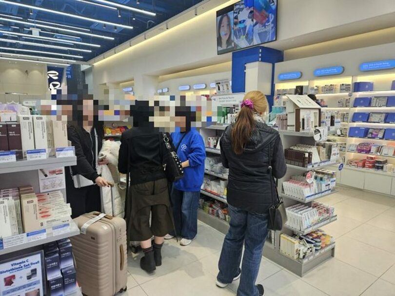 2月26日、ソウル中区明洞の大型薬局で一般医薬品や健康機能食品などを見る外国人観光客(c)NEWSIS
