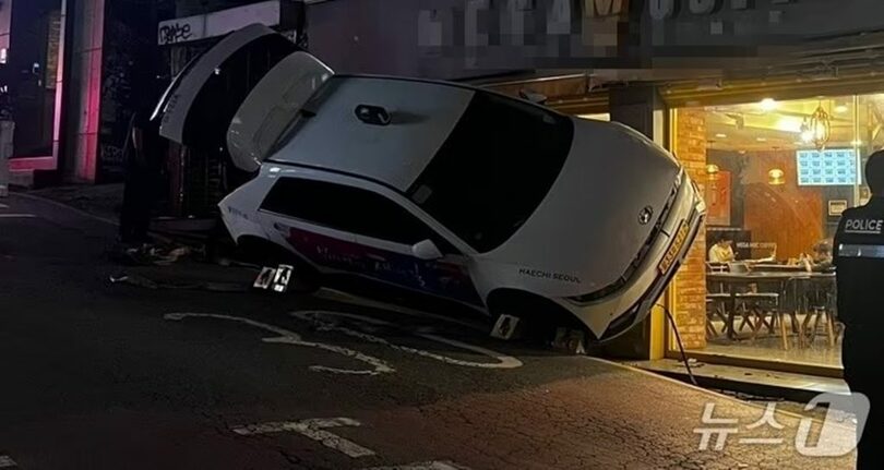 8月21日午後6時47分ごろ、ソウル市麻浦区の商店街に突入したタクシー＝読者提供(c)news1