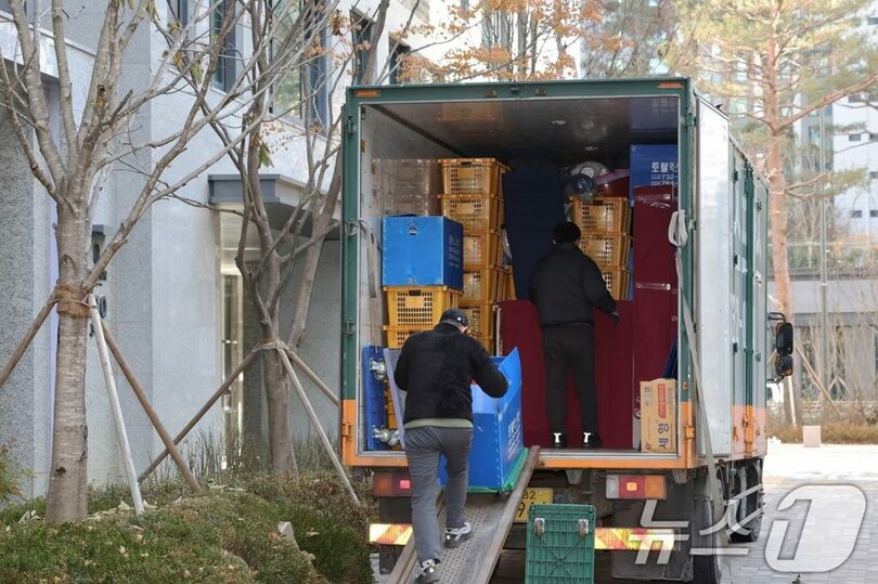 ソウル市江東区の集合住宅における引っ越し作業の様子(c)news1