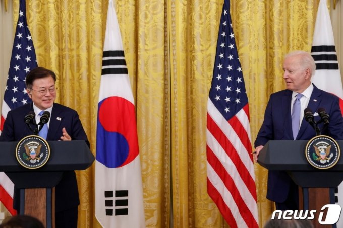 記者会見に臨むムン大統領とバイデン大統領(c)ロイター/news1