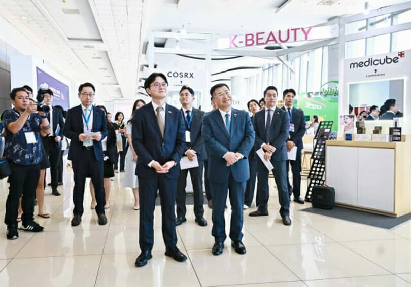 4日、マニラで開かれた「韓国・フィリピンビジネスパートナーシップ」イベントで、消費財やフランチャイズなどの分野の展示館ブースを見て回るキム・ジョングァン（金正官）産業通商資源相（前列左）とKOTRAのカン・ギョンソン社長（前列右）(c)KOREA WAVE