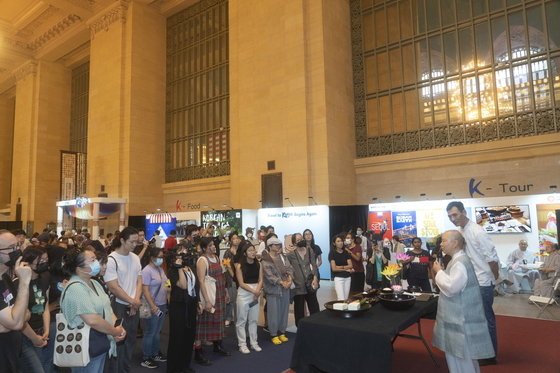 この8月22日、ニューヨークで韓国文化観光・フェスティバルで、定款僧侶の精進料理紹介する姿（韓国観光公社提供）