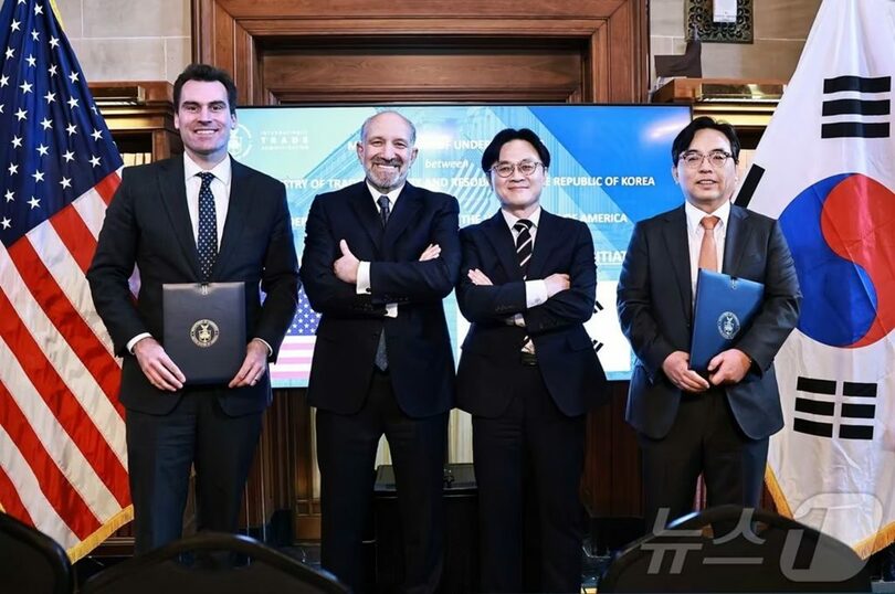 韓米造船パートナーシップ構想の覚書締結式に出席したキム・ジョングァン（金正官）産業通商資源相とラトニック米商務長官ら＝産業通商省(c)news1