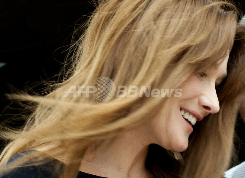 仏大統領夫人カーラさん、エイズ基金親善大使としてブルキナファソ訪問