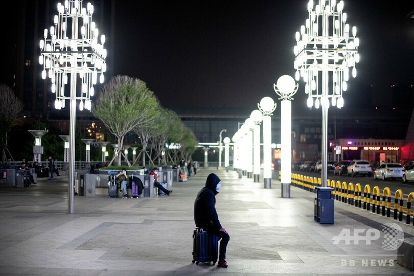 中国・武漢で封鎖解除 市外行き列車に数千人