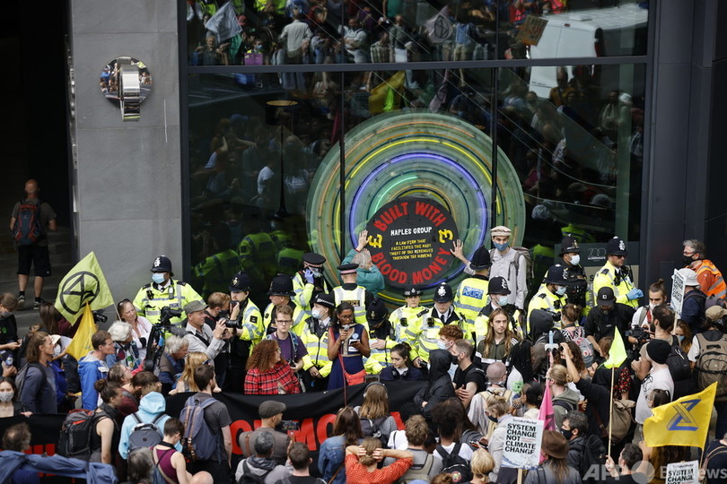環境活動団体「絶滅への反逆」、ロンドン金融街でデモ