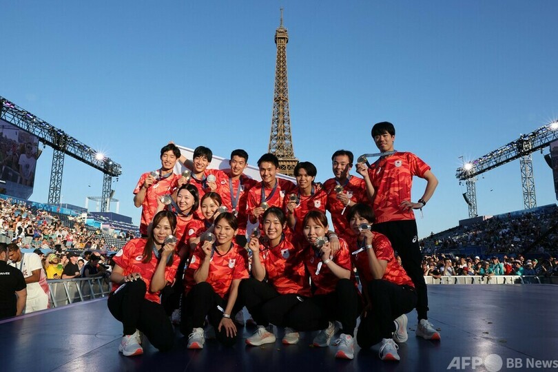 躍進のフェンシング日本代表 エッフェル塔背に記念撮影 パリ五輪