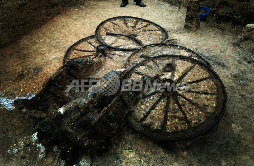2世紀の青銅馬車、ブルガリアで出土 古代トラキア人の埋葬塚から