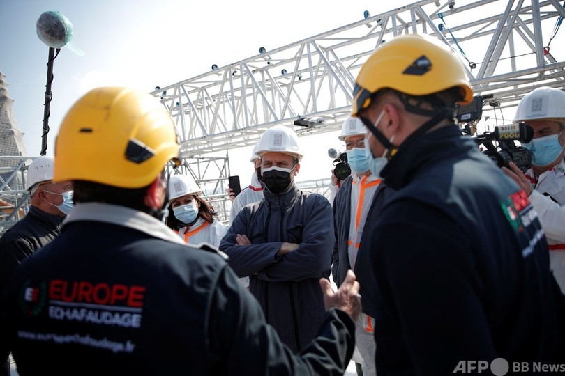 マクロン氏がノートルダム視察 火災から2年、再建急ぐ