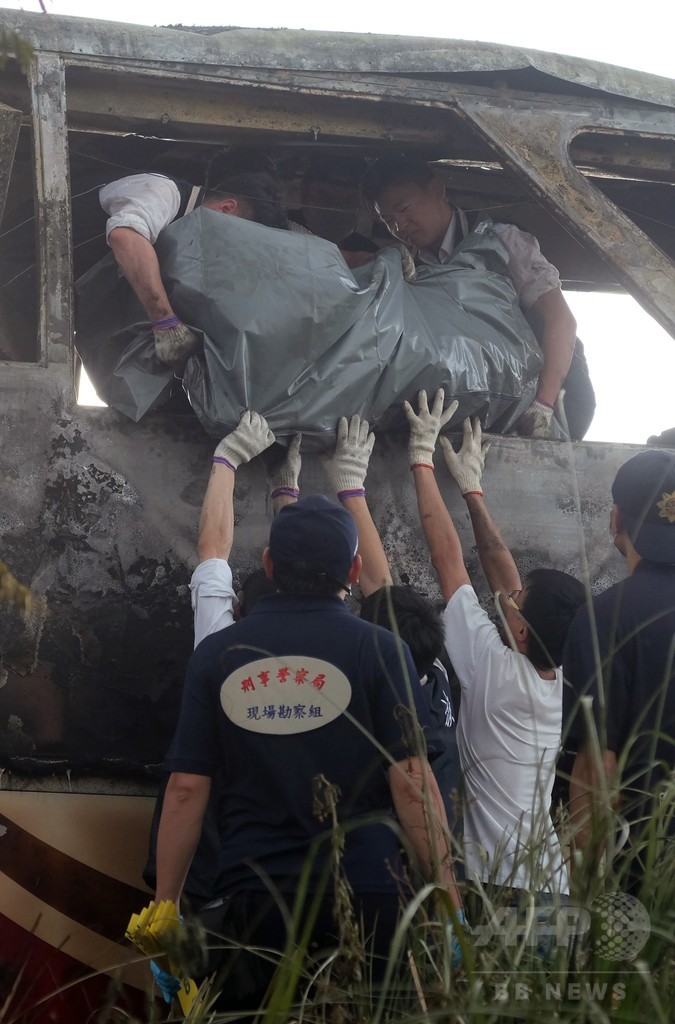 観光バスが衝突・炎上、中国人観光客ら26人死亡 台湾