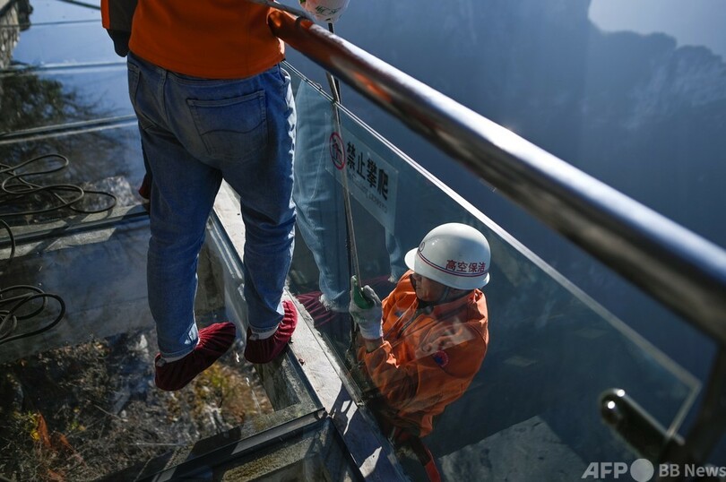 中国の「スパイダーメン」 断崖絶壁でごみ収集