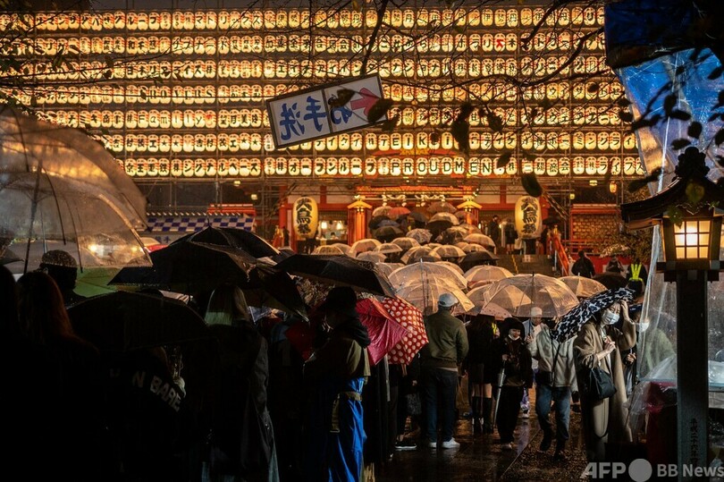 商売繁盛を祈願する酉の市 東京・新宿の花園神社