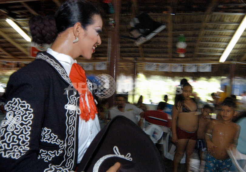 観光地でトランスベスタイトのショー披露