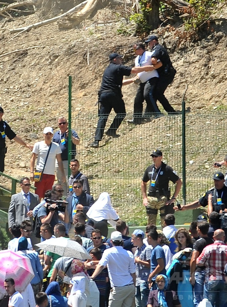 ボスニア虐殺20年の追悼式典、セルビア首相に投石