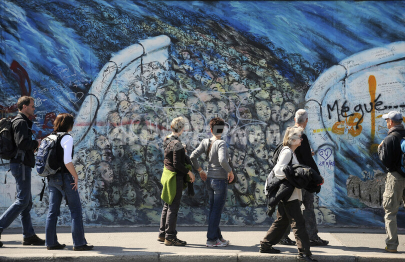 ベルリンの壁崩壊からもうすぐ20周年、芸術家ら壁の絵を修復