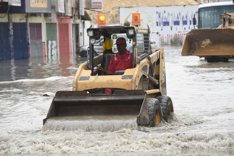 砂漠の国サウジ、首都で洪水が発生
