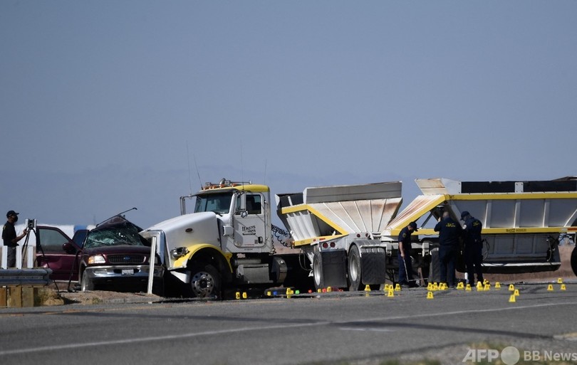 20人超乗ったSUVが衝突事故、13人死亡 米