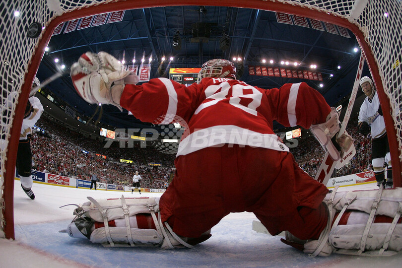 ＜06-07NHL プレーオフ＞ダックス レッドウィングスを降し3勝2敗でスタンレー杯進出に王手 - 米国