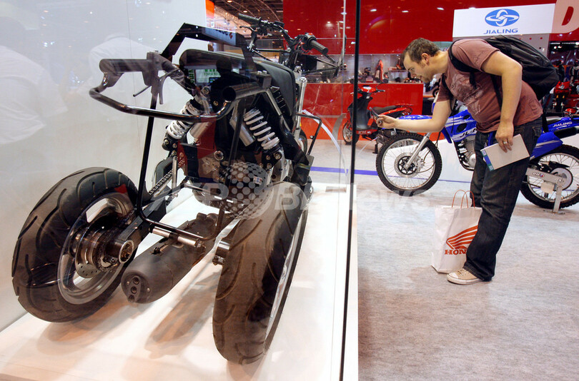 パリで自転車とオートバイの国際見本市開催