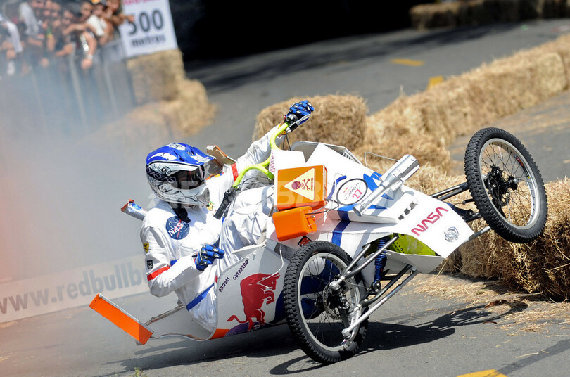 手作り「レースカー」で丘駆け下る、コロンビア