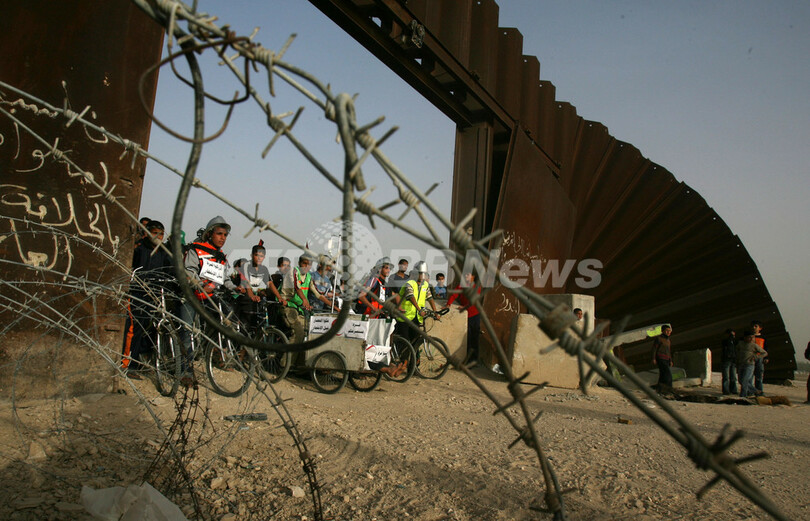パレスチナ少年ら、イスラエルによるガザ地区封鎖に抗議