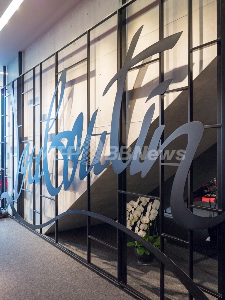 「クリスチャン ルブタン」、青山に旗艦店4日オープン